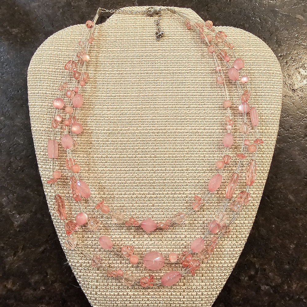 Triple-strand pink beaded illusion necklace - Picture 5 of 7